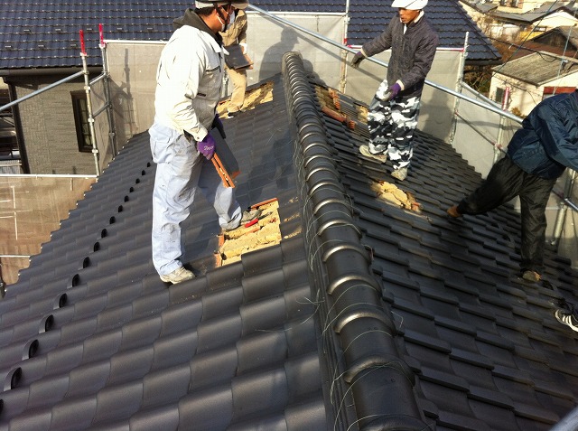 天白区で葺き替え工事に伴い瓦の解体と葺き土の撤去、湿式工法は地震に弱いためご注意ください